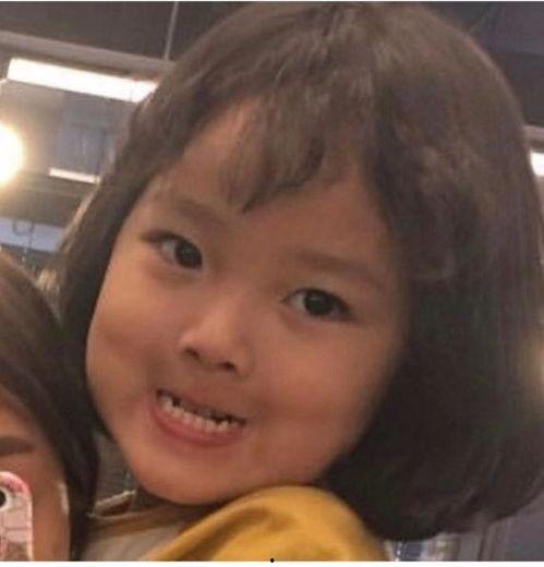 女子现场吃瓜图片大全视频,女子吃瓜瞬间，捕捉生活趣味瞬间